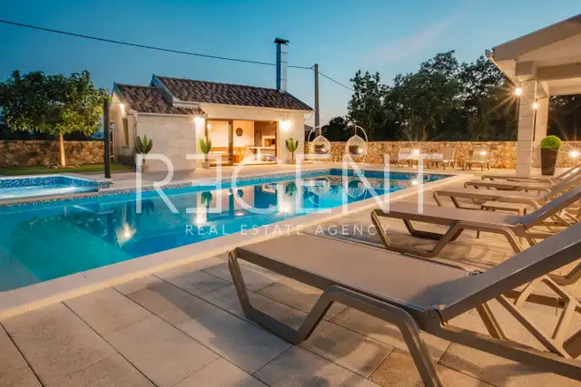 Imotski, Proložac - Modern eingerichtete Villa 277 m2 auf einem Grundstück von 1360 m2 in ruhiger Umgebung
