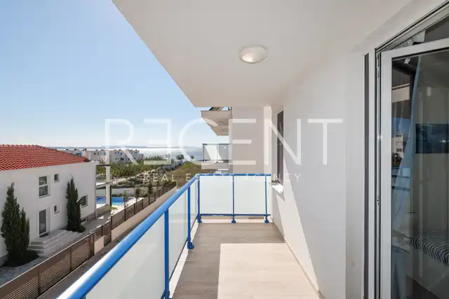 Privlaka - Reihenhaus mit Pool und Dachterrasse