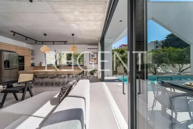 Brač, Supetar - Villa contemporaine avec piscine chauffée et vue sur la mer