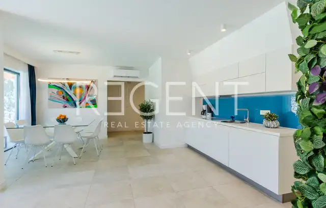 Dubrovnik, Zaton – Villa blanche moderne en bord de mer avec terrain supplémentaire