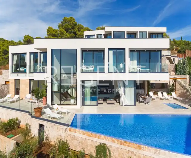 Hvar – Moderná vila s výhľadom na more 195 m2