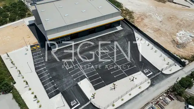 Trogir, Plano - Entrepôt commercial et de vente de 1600 m2