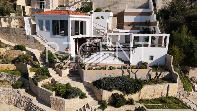 Omiš, Stanići – vila prvi red ob morja z velikim potencialom