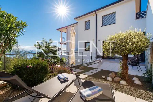 Stan 130 m², pogled na more, terasa i bazen – Opatija, Lovran