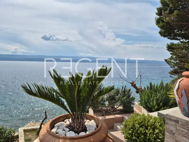 Omiš, Stanići – vila prvi red ob morja z velikim potencialom