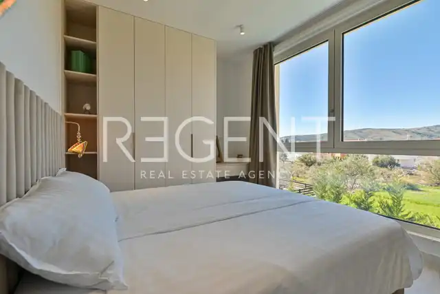 Seget Vranjica – sodobna duplex vila z dvema bazenoma in s pogledom na morje