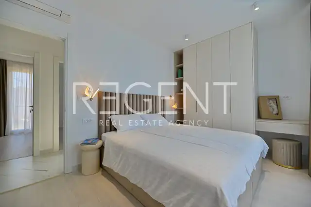 Seget Vranjica – sodobna duplex vila z dvema bazenoma in s pogledom na morje