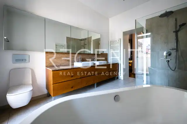 Appartement 240 m², Donji grad — 3 chambres, balcon, parking