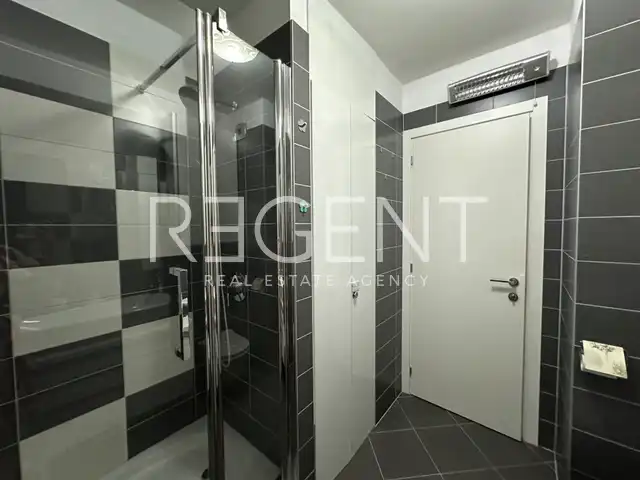 Split, Žnjan - Appartement de quatre pièces avec loggia