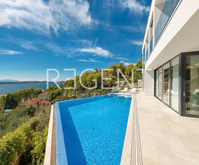 Hvar – Moderná vila s výhľadom na more 195 m2