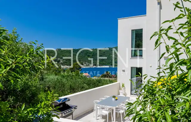Dubrovnik, Zaton – Villa blanche moderne en bord de mer avec terrain supplémentaire