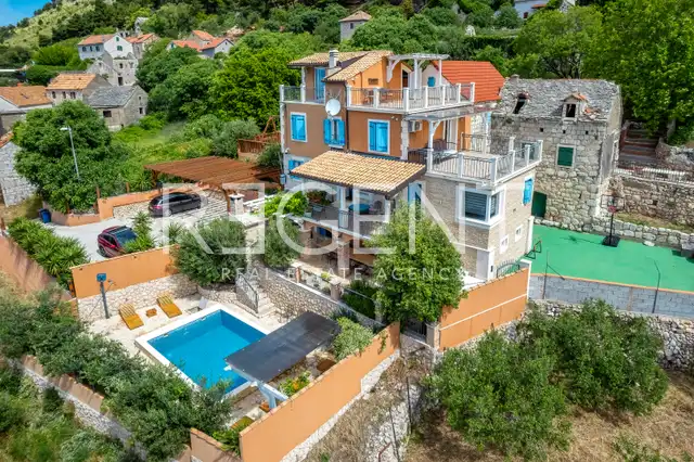 Split - Autentická vila medzi olivovými hájmi s výhľadom na more a bazénom