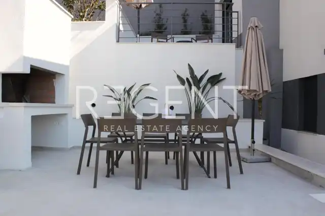 Klis - Moderní vila s bazénem