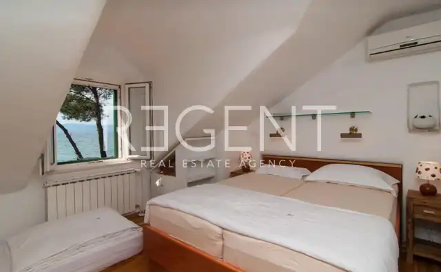 Brač, Mirca - Vila s bazénom pri mori 330m2