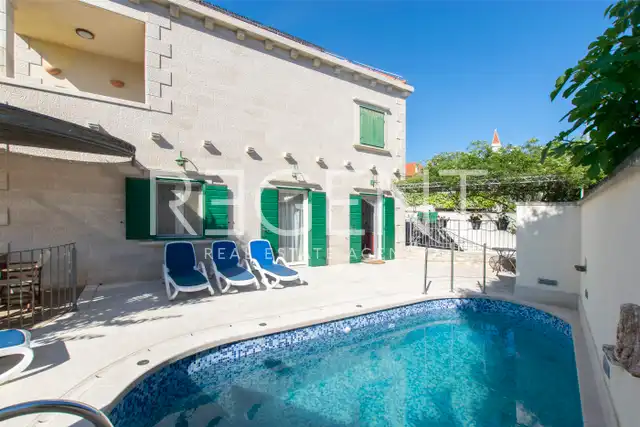 Brač, Mirca - kamenná vila s výhľadom na more, 300m2