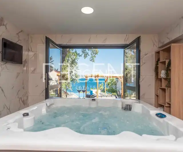 Zadar, Posedarje - Vila prvý rad pri mori 300 m2