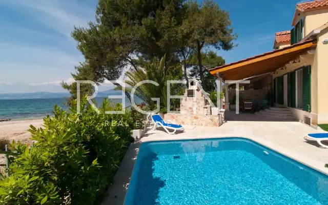 Brač, Mirca - Vila s bazénom pri mori 330m2