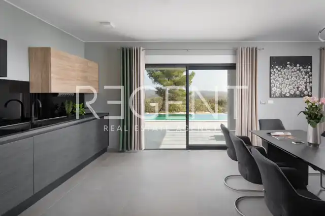 Villa 250 m², Vodnjan area — 78 m² pool, 1600 m² plot