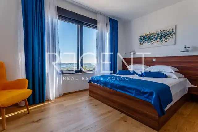 Vila 232 m², Kaštel Stari — 4SS, grijani bazen, pogled na more