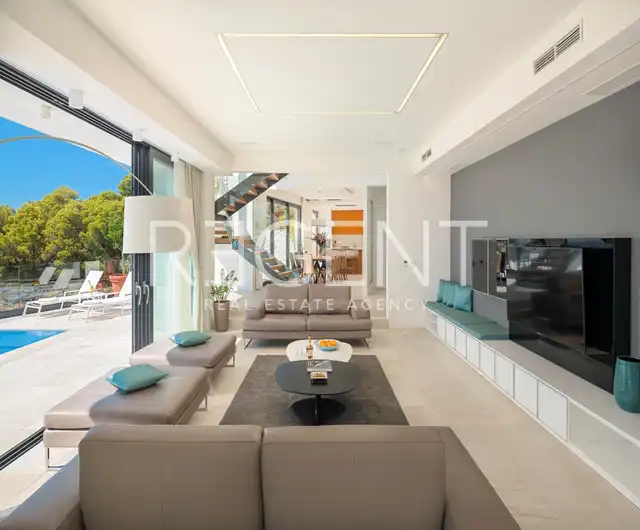 Hvar – Moderná vila s výhľadom na more 195 m2