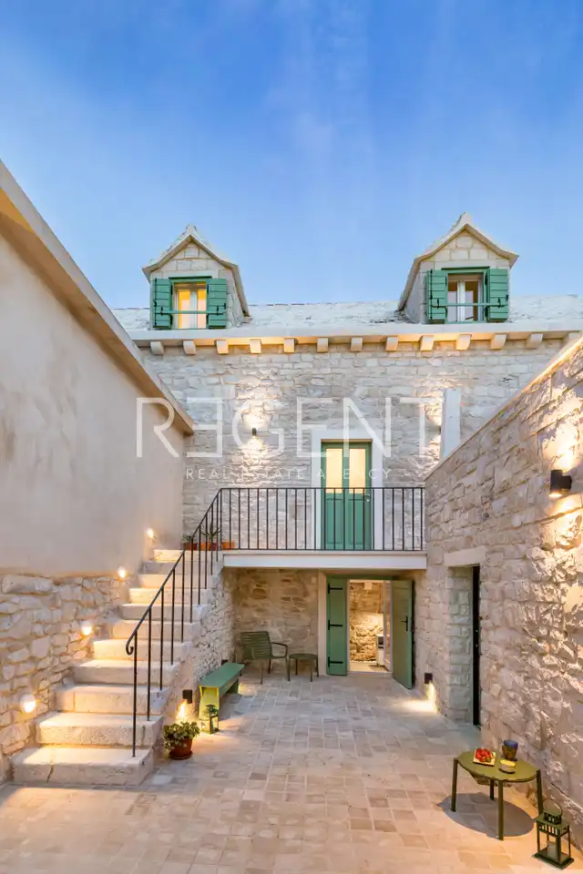 Brač, Pučišća - Nádherná kamenná vila 120 m2
