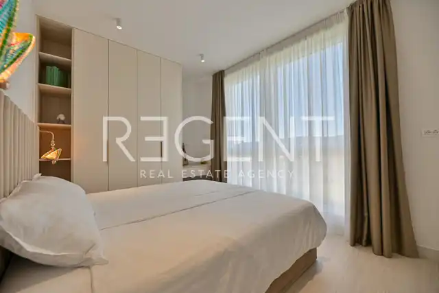 Seget Vranjica – sodobna duplex vila z dvema bazenoma in s pogledom na morje