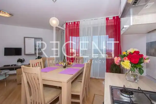 Split, Žnjan - Appartement de trois pièces avec loggia