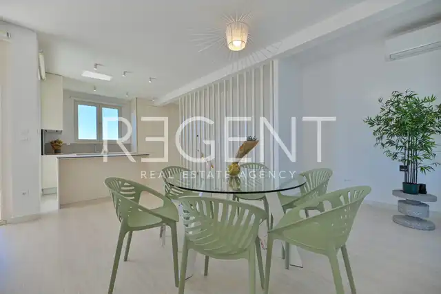 Seget Vranjica – sodobna duplex vila z dvema bazenoma in s pogledom na morje