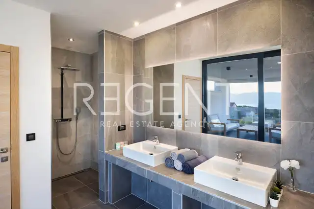 Krk, Linardići - Moderna luksuzna vila s infinity bazenom i pogledom na more 200m2
