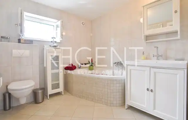 Sinj – Luxusný kamenný dom s rozlohou 500 m2 na pozemku s rozlohou 6000 m2
