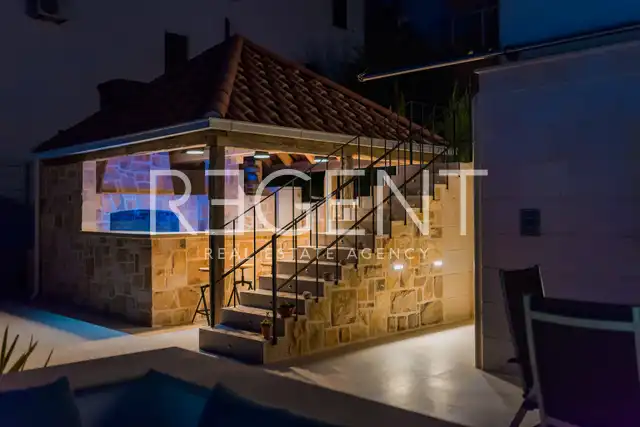 Brač, Milna - Moderní vila v první řadě u moře, 264 m2