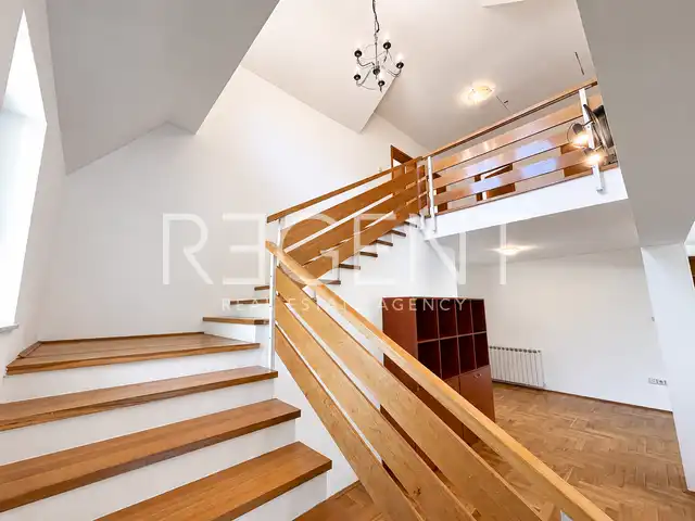 Dům 275 m² k pronájmu, Jazbina — zahrada, 2 garáže
