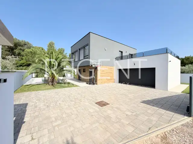 Vila 200 m², Pula — 3 spavaće sobe, grijani bazen, garaža, sauna