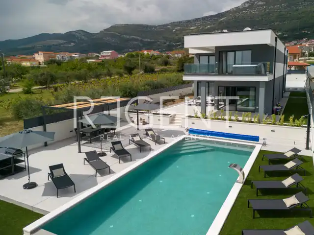 Split, Kaštela - Luksuzna vila modernega dizajna z bazenom in pogledom na morje