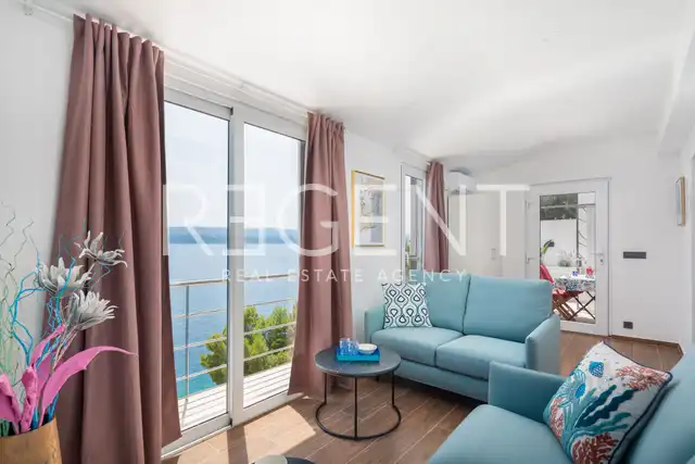 Omiš, Stanići – vila prvi red ob morja z velikim potencialom