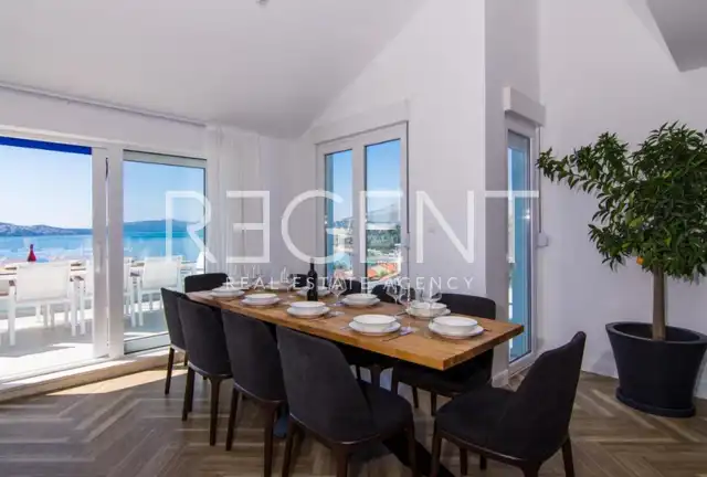 Trogir - Attico moderno di cinque locali con terrazza e vista mare 185 m2