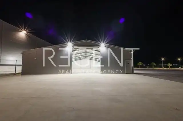 Trogir, Plano - poslovni prostor 500 m2