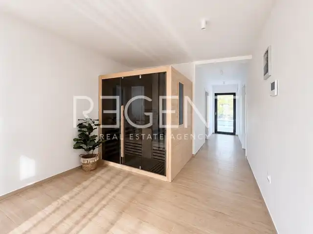 Vila 200 m², Pula — 3 spavaće sobe, grijani bazen, garaža, sauna