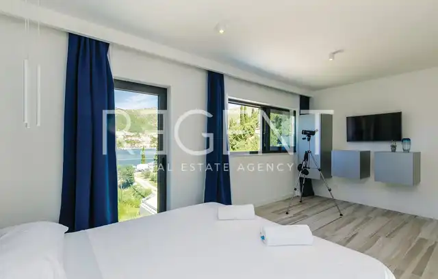 Dubrovnik, Zaton – Villa blanche moderne en bord de mer avec terrain supplémentaire