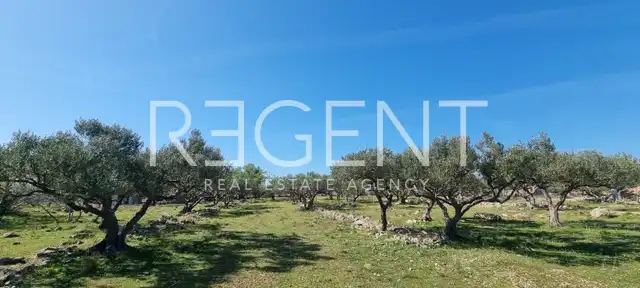 Brač, Milna - Pozemek pro turistické účely