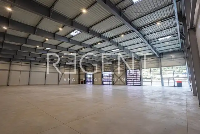 Trogir, Plano - Entrepôt commercial et de vente de 1600 m2