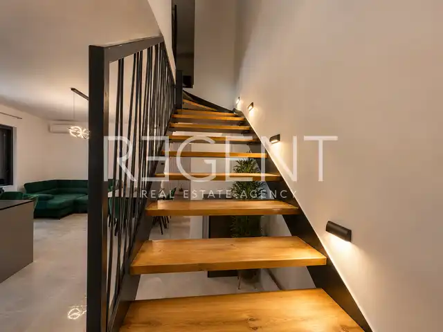 Dvoetažni stan 140 m², Brodarica, Šibenik- 3SS, krovna terasa, garaža