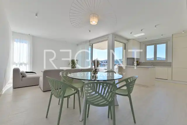 Seget Vranjica – sodobna duplex vila z dvema bazenoma in s pogledom na morje