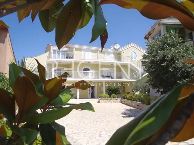 Zara, Brodarica - Casa di appartamenti in prima fila sul mare