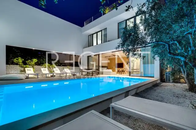 Brač, Supetar - Villa contemporaine avec piscine chauffée et vue sur la mer