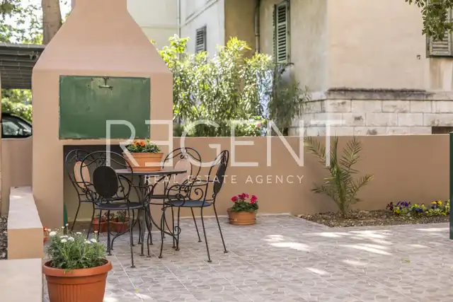 Split, Bačvice - Stan s 3 apartmanske jedinice i prostranim vrtom