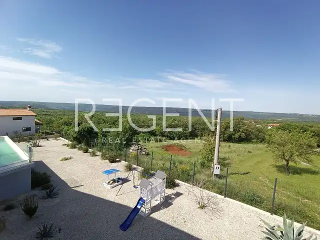 Istrijský polostrov, Labin - Luxusná vila s moderným dizajnom s výhľadom na more 225 m2