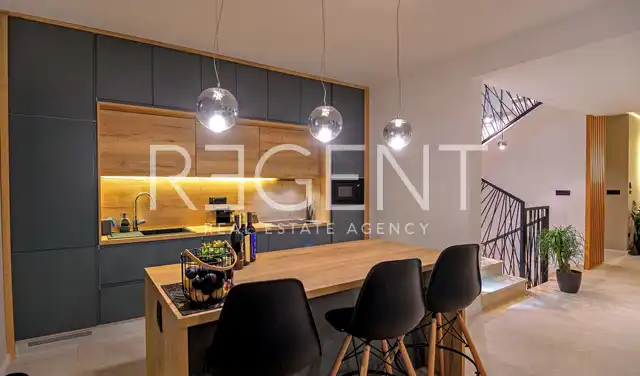 Trogir, Marina - Vila 400 m², 4 izby, bazén 30 m², 150 m od mora
