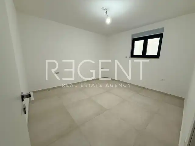 Rogoznica – Stanovanje v suterenu s teraso in pogledom na morje