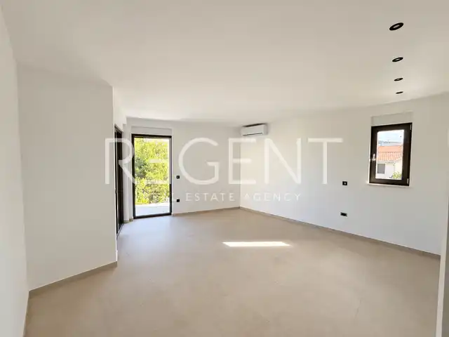 Trogir, Sevid – one-bedroom apartment 58.50 m², garden 122 m², 75 m from the sea